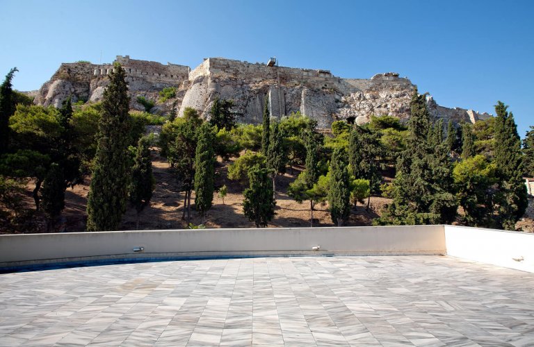 Τhe roof terrace of the museum, beneath the north slope of the Acropolis. | Courtesy: Canellopoulos Museum