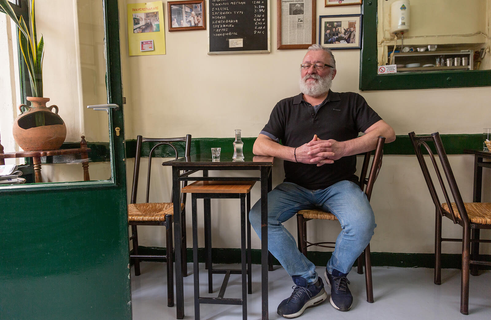 After almost 50 years in business, this kafenio is still going strong. | Photo: Manos Chatzikonstantis 