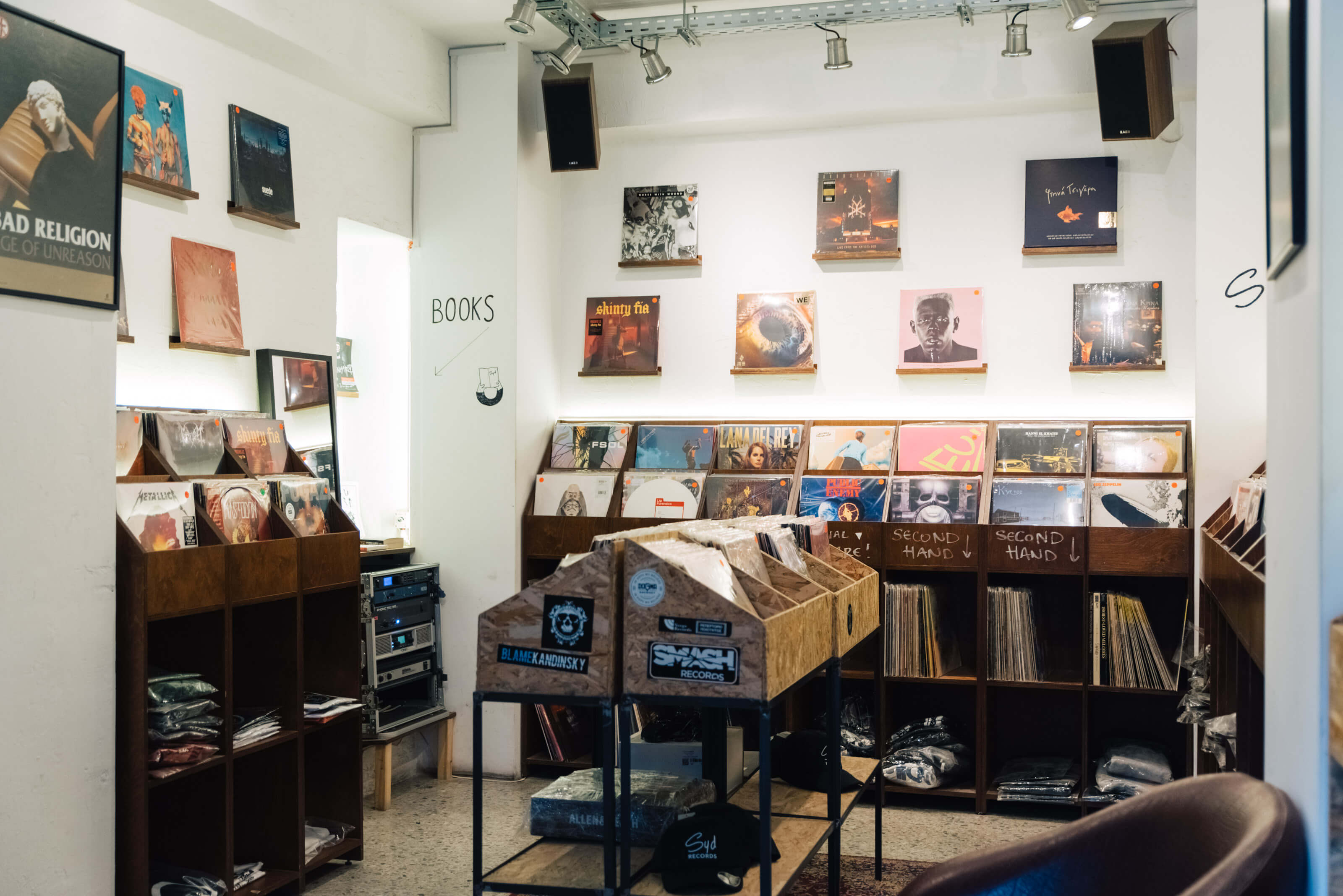 Hundreds of vinyl with an extra focus on the Greek alternative scene at Syd. | Photo: Thomas Gravanis 