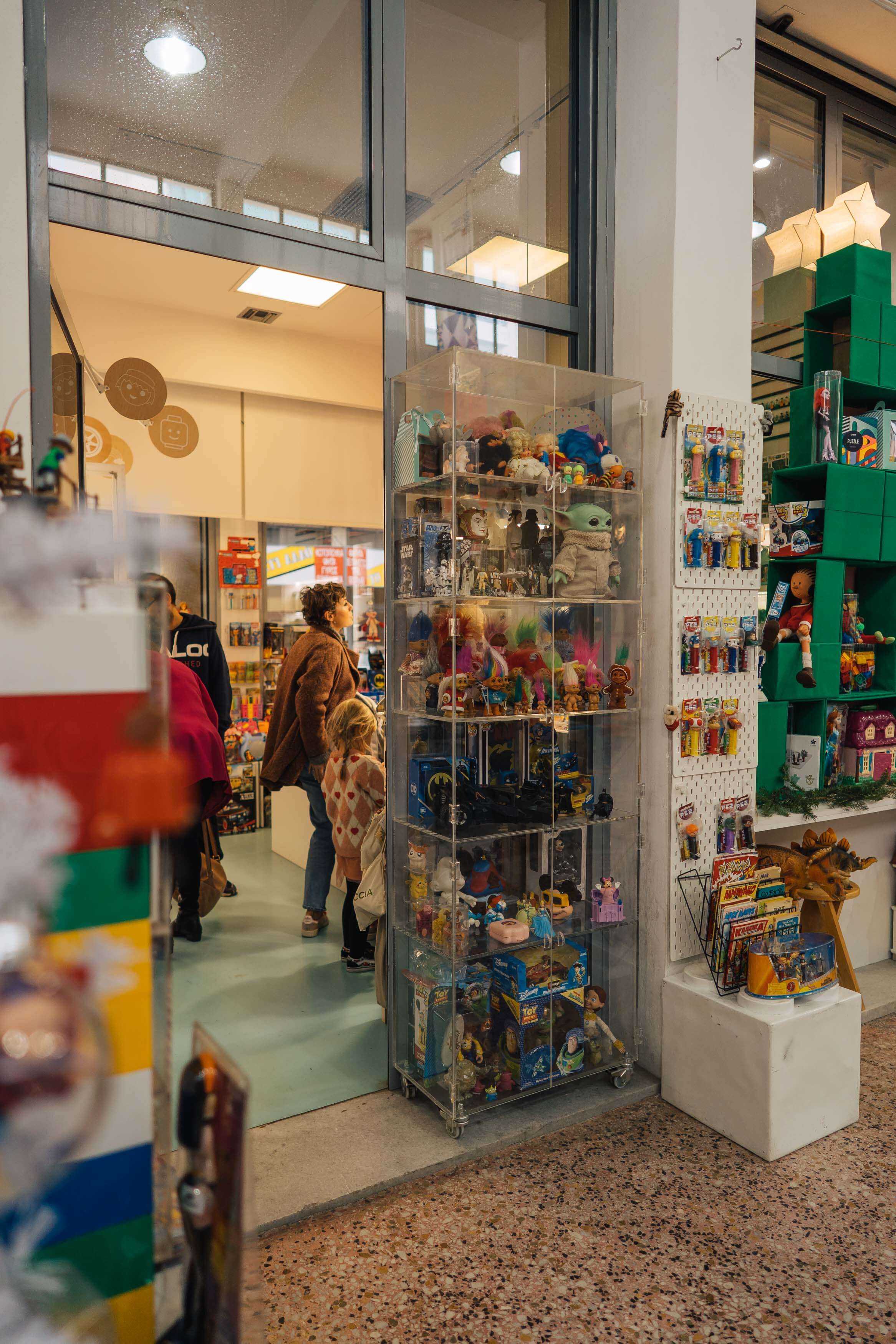 Toy shopping at Kypseli Municipal Market. | Photo: Orestis Seferoglou 