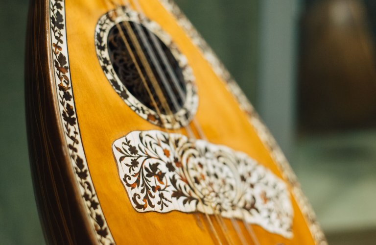 A lute (laghouto) by lutermaker Emmanouil Venios. (Constantinople, late 19th century) | Photo: Thomas Gravanis