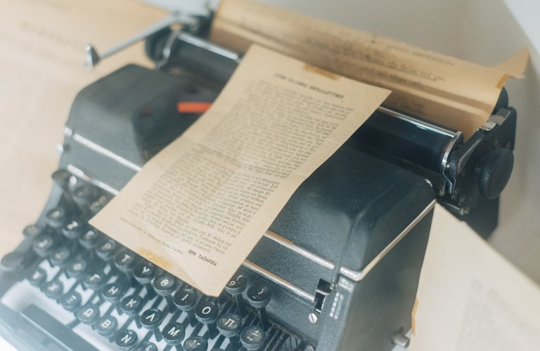 Typewriter and brochures of the Central Council of Youth during the Nazi occupation (1942-1943). | Photo: Thomas Gravanis