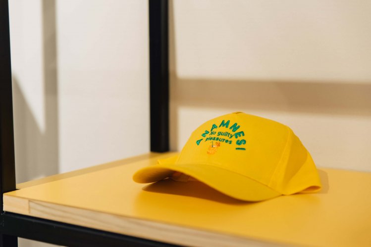 a yellow hat writing Anamnesi.co on top of a yellow counter. 