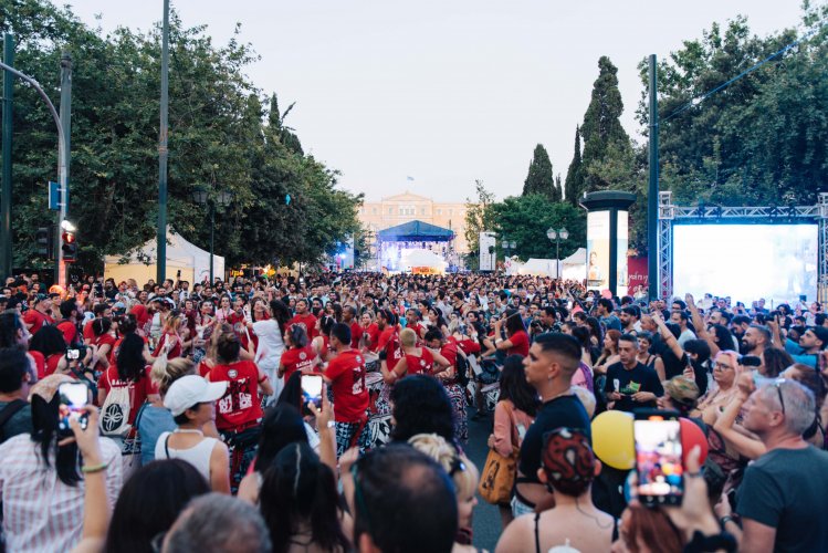 crowd waiting for the live shows, the Greek Parliament at the background.