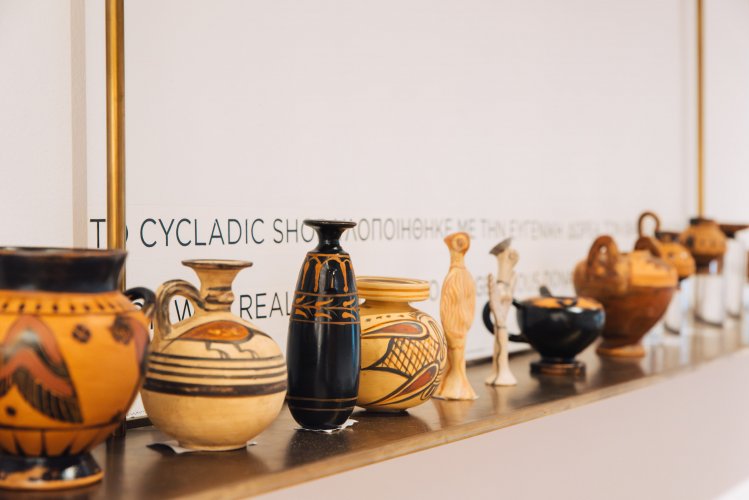 Cycladic amphora and figurines on display.