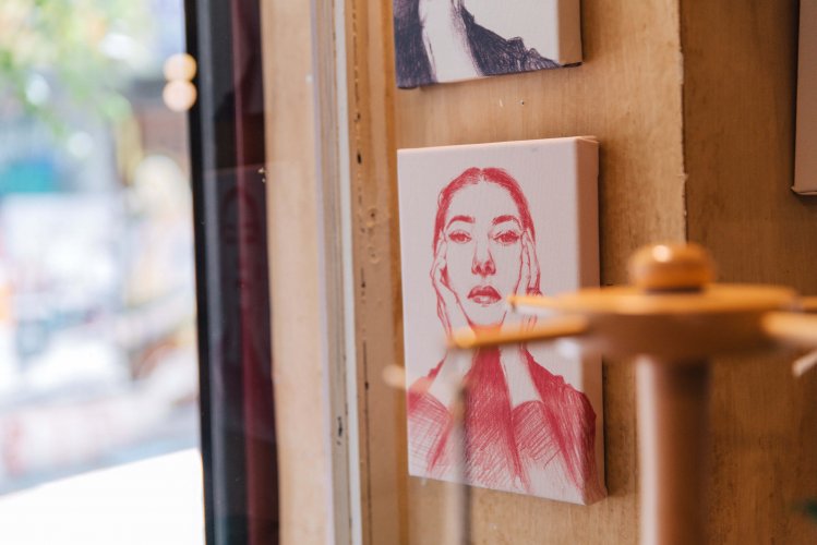 a sketching in red of singer Maria Callas on a small canvas painting