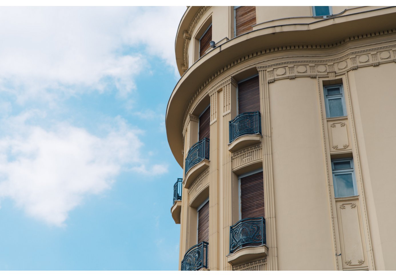 a buliding with circular and ornamented facade. 